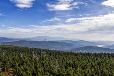 Arka planda dağ sırası olan güzel bir manzara.