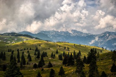 Dağları ve bulutları olan güzel bir manzara