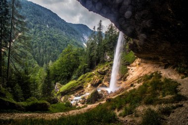 Dağlarda güzel bir şelale