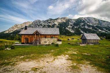 Dağları ve yeşil otları olan güzel bir manzara.