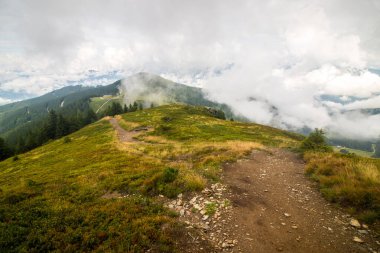 Bulutları ve mavi gökyüzü olan güzel dağ manzarası