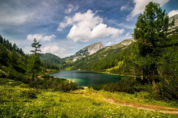 高山上美丽的湖景 — 图库照片