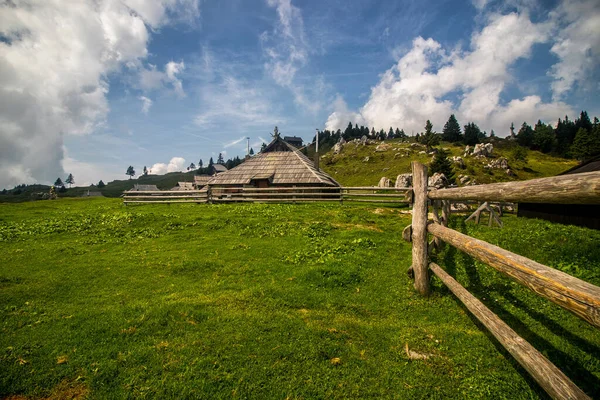 Beautiful Landscape Wooden House Mountains — Stock Photo, Image