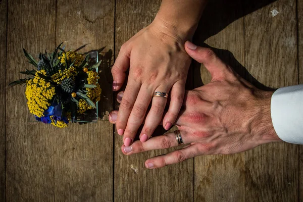 Руки Жениха Невесты Букетом Цветов — стоковое фото