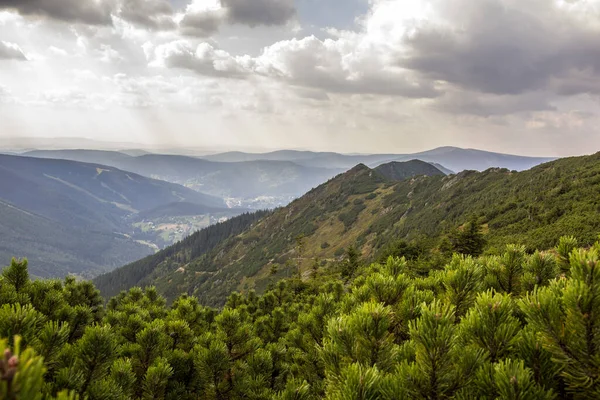 Dağları ve bulutları olan güzel bir manzara