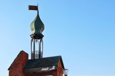 Paslı kubbeli tuğla duvar ve çatı. Boşluğu kopyala - konsept mimari, bina, inşaat