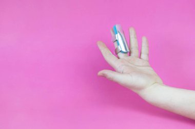 Orta parmağı kırık mavi alüminyum parmak bandı. Kopyalama alanı - yaralanma kavramı, el yaralanması, tedavi, vücut, ameliyat, rehabilitasyon