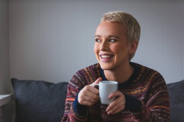 evde rahatlatıcı güzel genç bir kadın portresi