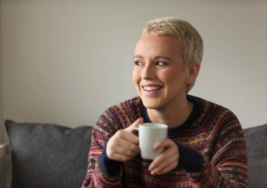 evde rahatlatıcı güzel genç bir kadın portresi