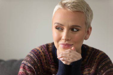 evde rahatlatıcı güzel genç bir kadın portresi