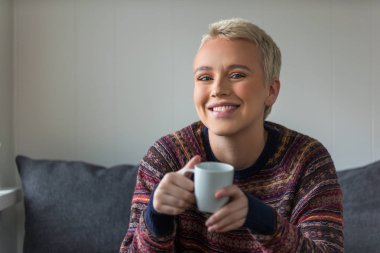 evde rahatlatıcı güzel genç bir kadın portresi