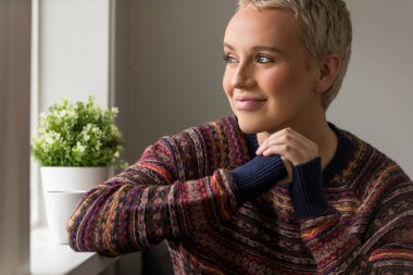 evde rahatlatıcı güzel genç bir kadın portresi