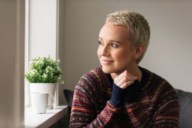 evde rahatlatıcı güzel genç bir kadın portresi