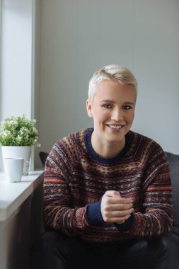 evde rahatlatıcı güzel genç bir kadın portresi