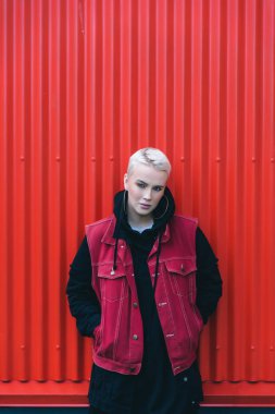 Genç güzel kadın etkileyen bir moda reklam kampanyası için poz kısa kıllar ile-portresi