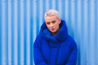 Genç güzel kadın etkileyen bir moda reklam kampanyası için poz kısa kıllar ile-portresi