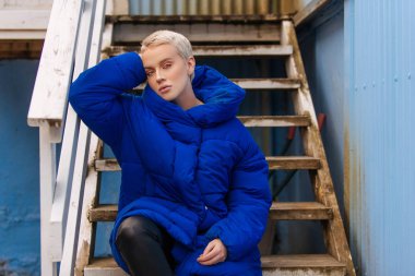 Genç güzel kadın etkileyen bir moda reklam kampanyası için poz kısa kıllar ile-portresi