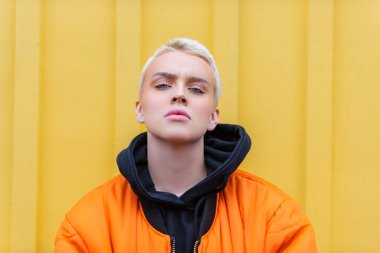 Genç güzel kadın etkileyen bir moda reklam kampanyası için poz kısa kıllar ile-portresi