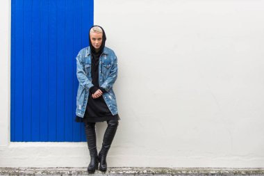 Genç güzel kadın etkileyen bir moda reklam kampanyası için poz kısa kıllar ile-portresi