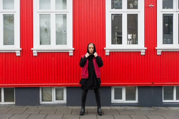 Porträtt Ung Vacker Kvinna Med Korta Hårstrån Påverkare Poserar För — Stockfoto