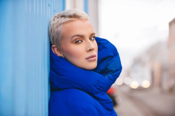 Portret Van Jonge Mooie Vrouw Met Korte Haren Beïnvloeder Poseren — Stockfoto