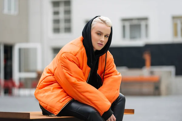 Porträtt Ung Vacker Kvinna Med Korta Hårstrån Påverkare Poserar För — Stockfoto