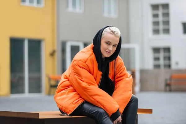 Retrato Una Joven Hermosa Mujer Con Pelos Cortos Influencer Posando —  Fotos de Stock