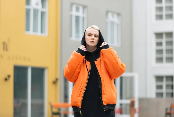 Portret Van Jonge Mooie Vrouw Met Korte Haren Beïnvloeder Poseren — Stockfoto