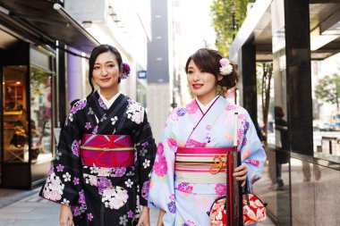 Geleneksel kıyafet açık havada yürüyüş iki güzel kızla