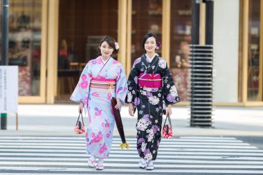 Geleneksel kıyafet açık havada yürüyüş iki güzel kızla