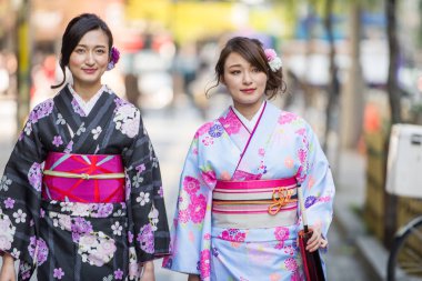 Geleneksel kıyafet açık havada yürüyüş iki güzel kızla