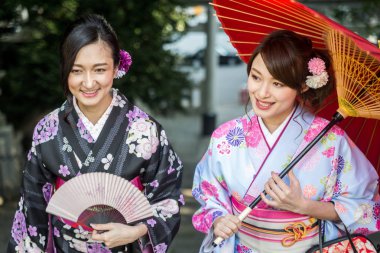 Geleneksel kıyafet açık havada yürüyüş iki güzel kızla