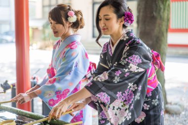 Geleneksel kıyafet açık havada yürüyüş iki güzel kızla