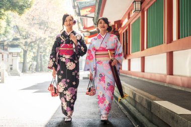 Geleneksel kıyafet açık havada yürüyüş iki güzel kızla