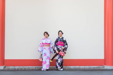 Geleneksel kıyafet açık havada yürüyüş iki güzel kızla