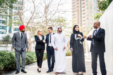 Toplantı toplantı ve iş - çok ırklı iş bahsediyoruz çok kültürlü iş adamları takım