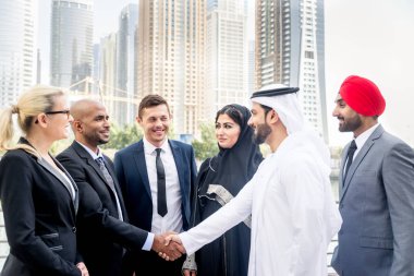 Toplantı toplantı ve iş - çok ırklı iş bahsediyoruz çok kültürlü iş adamları takım