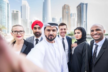 Toplantı toplantı ve iş - çok ırklı iş bahsediyoruz çok kültürlü iş adamları takım