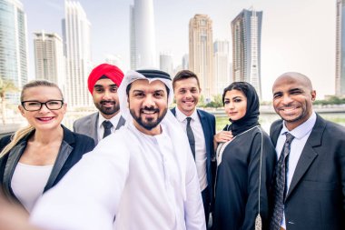 Toplantı toplantı ve iş - çok ırklı iş bahsediyoruz çok kültürlü iş adamları takım