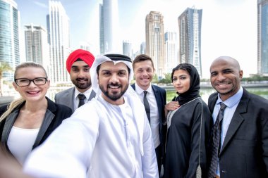 Toplantı toplantı ve iş - çok ırklı iş bahsediyoruz çok kültürlü iş adamları takım