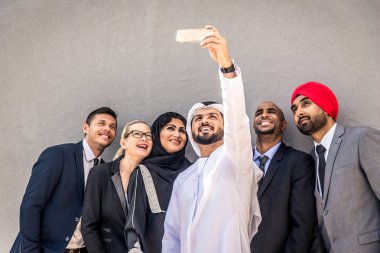 Toplantı toplantı ve iş - çok ırklı iş bahsediyoruz çok kültürlü iş adamları takım