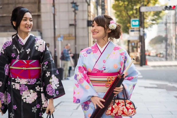 Duas Meninas Bonitas Com Vestido Tradicional Andando Livre — Fotografia de Stock