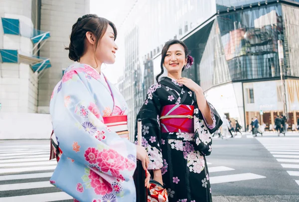 Deux Belles Filles Avec Robe Traditionnelle Marchant Extérieur — Photo