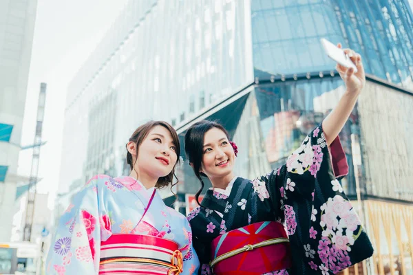 Dua Gadis Cantik Dengan Gaun Tradisional Berjalan Luar Ruangan — Stok Foto