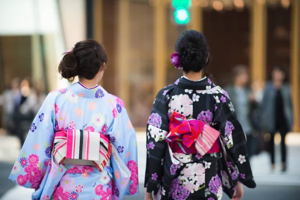 Deux Belles Filles Avec Robe Traditionnelle Marchant Extérieur — Photo
