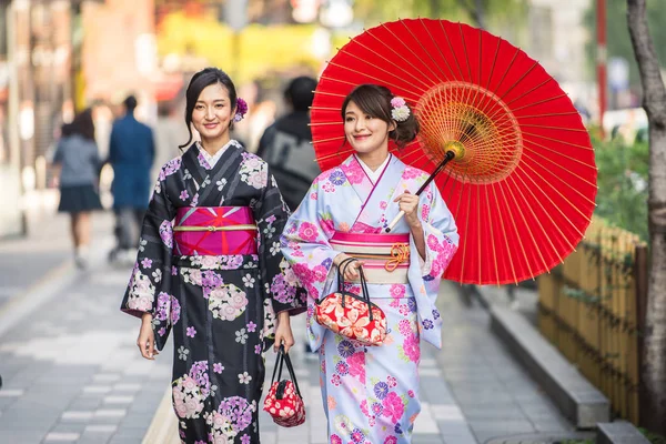 Deux Belles Filles Avec Robe Traditionnelle Marchant Extérieur — Photo