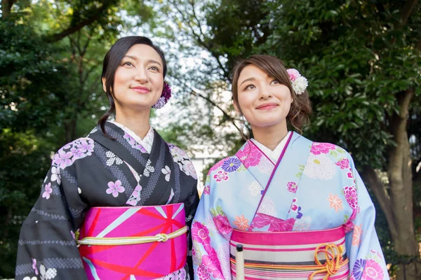 Duas Meninas Bonitas Com Vestido Tradicional Andando Livre — Fotografia de Stock