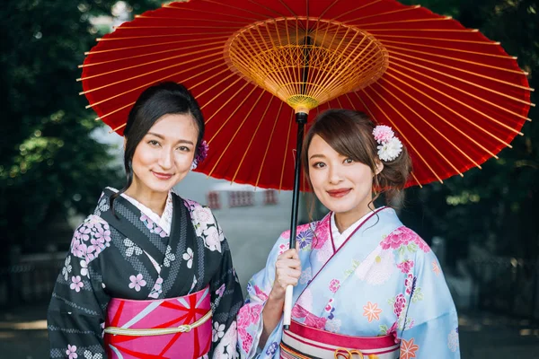 Duas Meninas Bonitas Com Vestido Tradicional Andando Livre — Fotografia de Stock