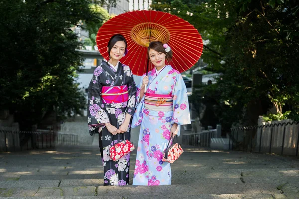 Zwei Schöne Mädchen Mit Traditioneller Kleidung Die Draußen Spazieren Gehen — Stockfoto