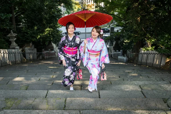 两个穿着传统服饰的漂亮女孩在户外散步 — 图库照片